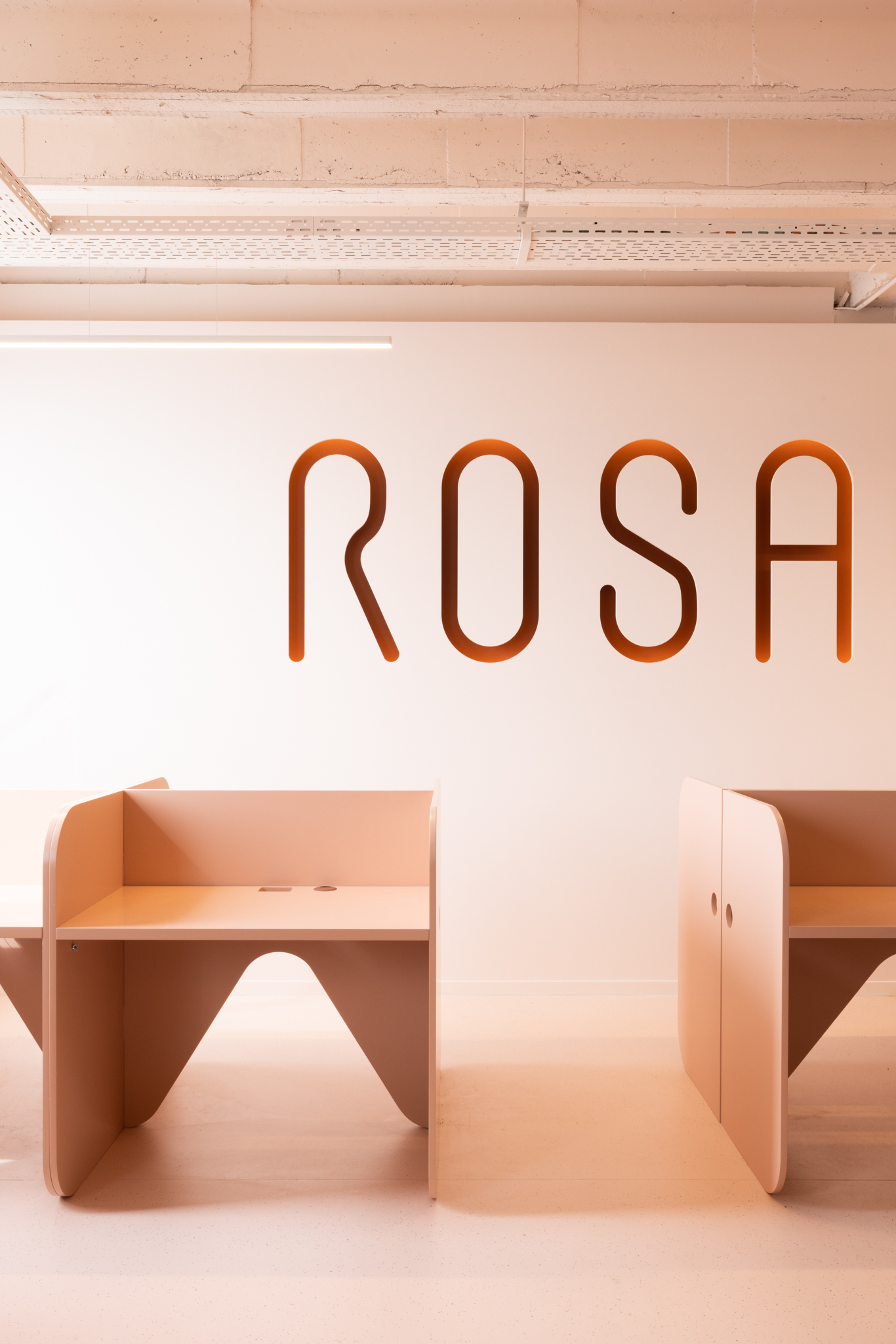 Bureaux modulables avec mobilier sur mesure dans start-up santé