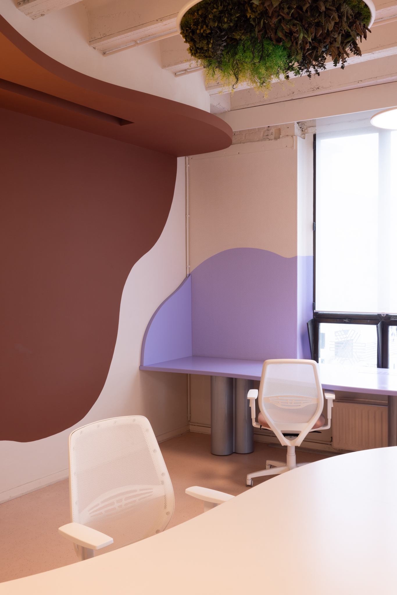 Bureaux modulables avec mobilier sur mesure dans start-up santé, piétement en métal