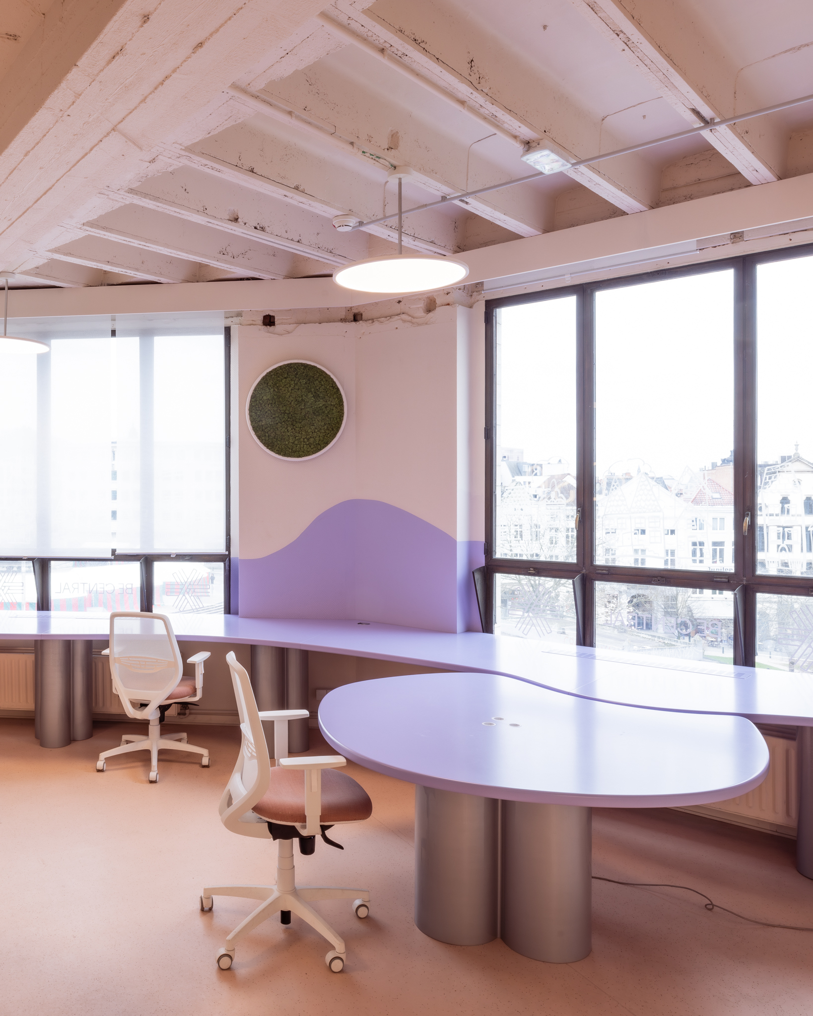 Bureaux modulables avec mobilier sur mesure dans start-up santé, piétement en métal