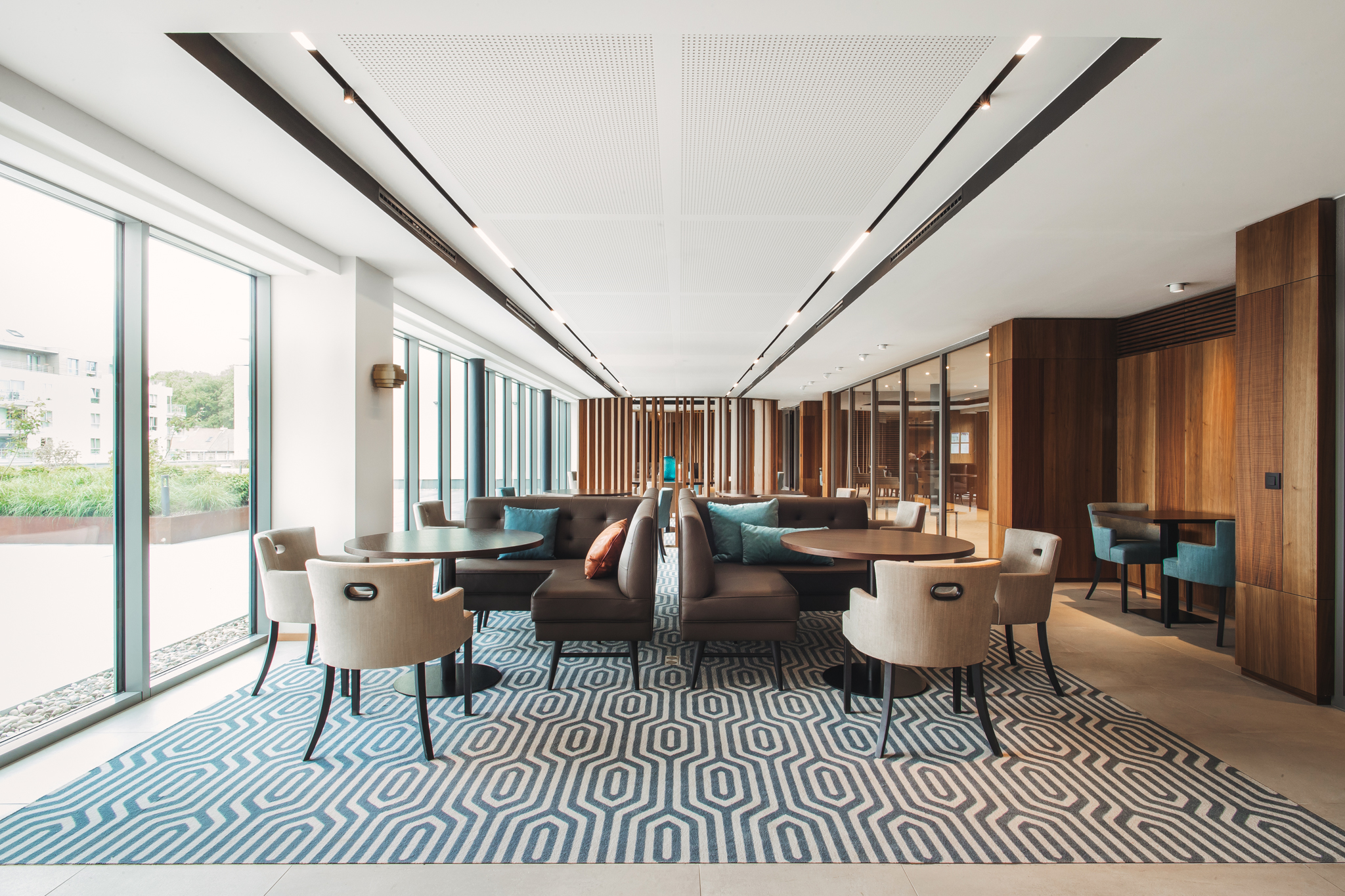 rénovation résidence service, lambris noyer, moquette géométrique