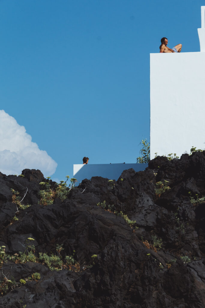 STROMBOLI - Les maisons typiques de Stromboli se dessinent sur le ciel bleu