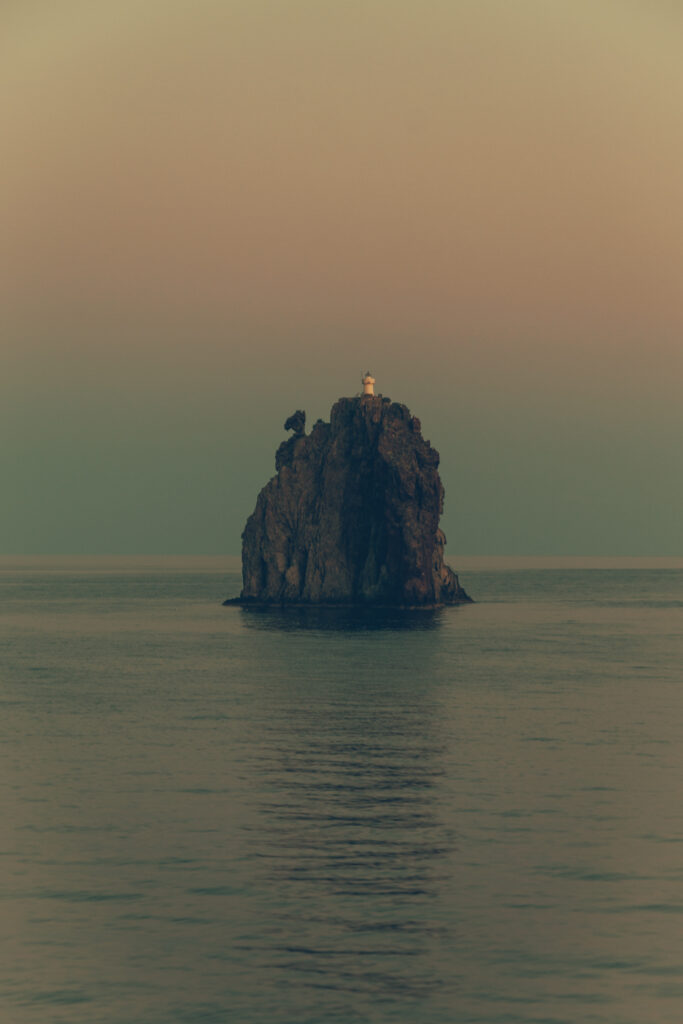 STROMBOLI - Le Strombolichio tel un mirage en mer