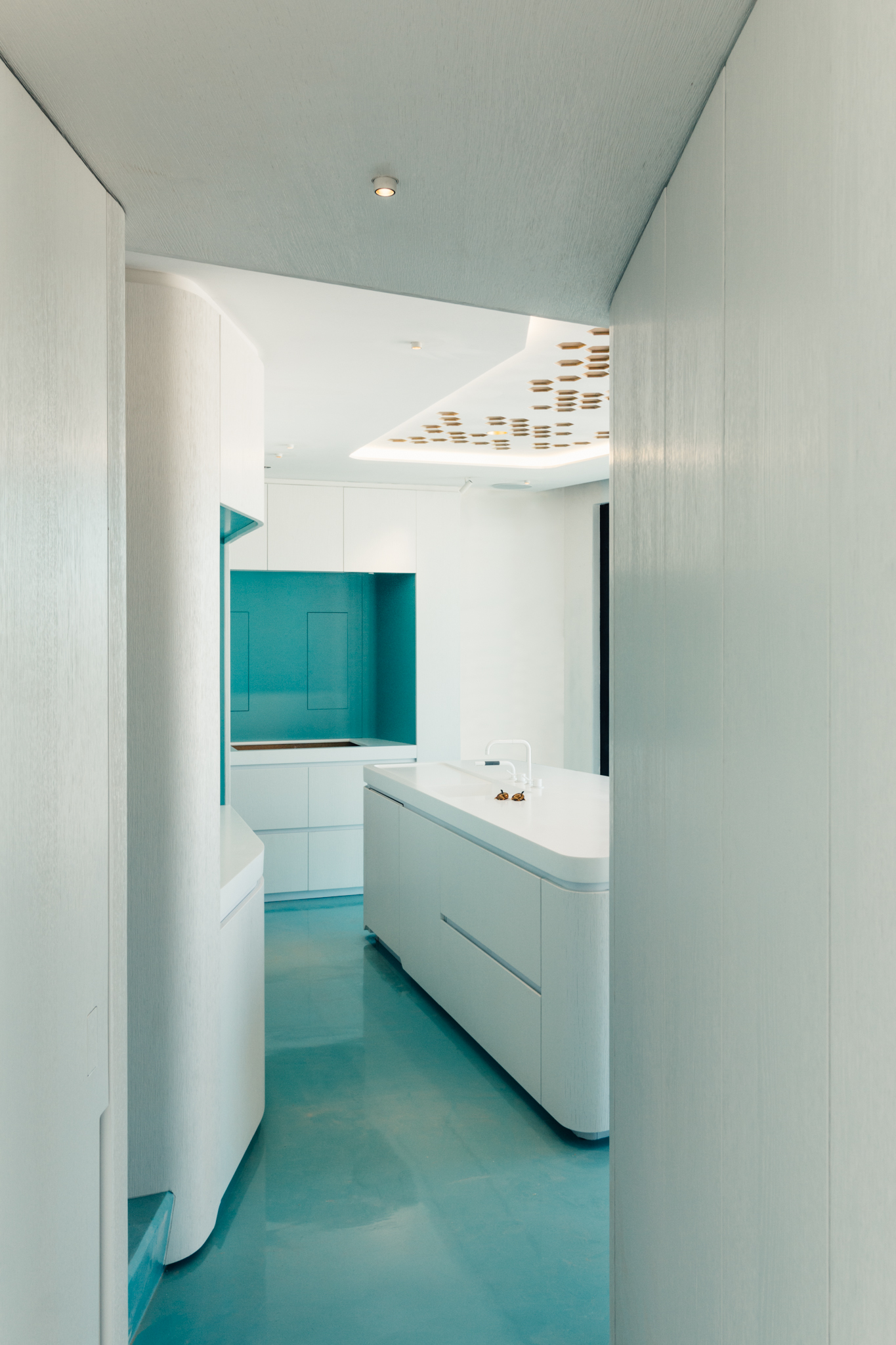 Concept architectural mêlant lumière naturelle et éléments aquatiques