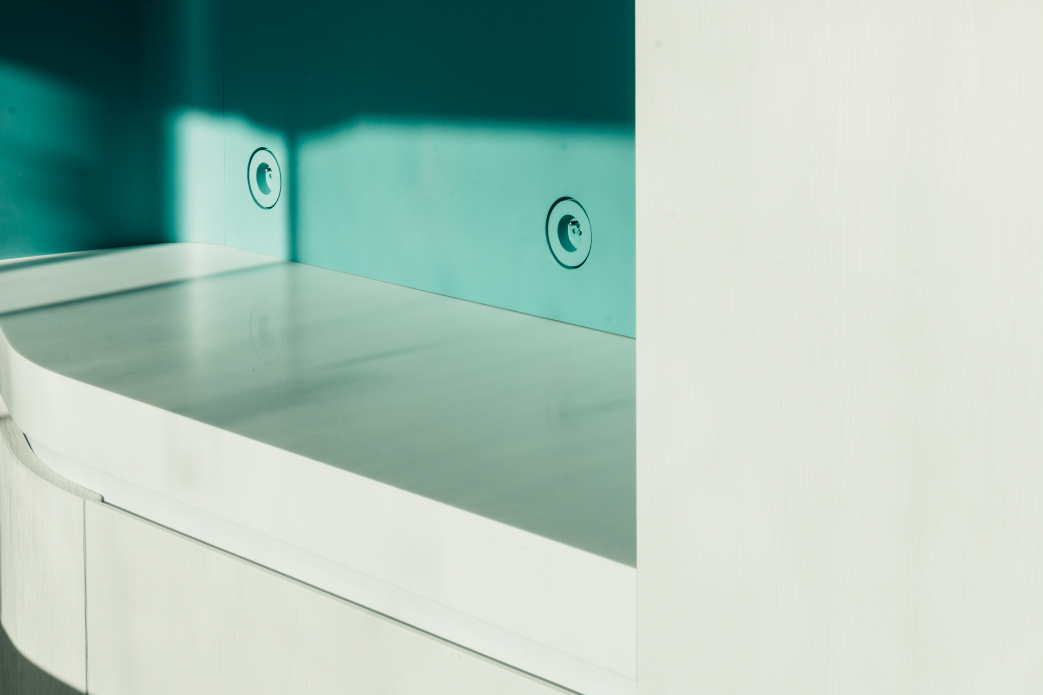 Façades de cuisine en bois laqué blanc, crédence turquoise