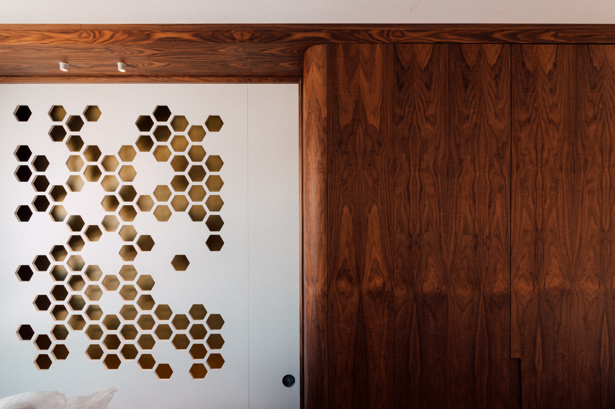 tête de lit nid d'abeille, lambris bois livre ouvert