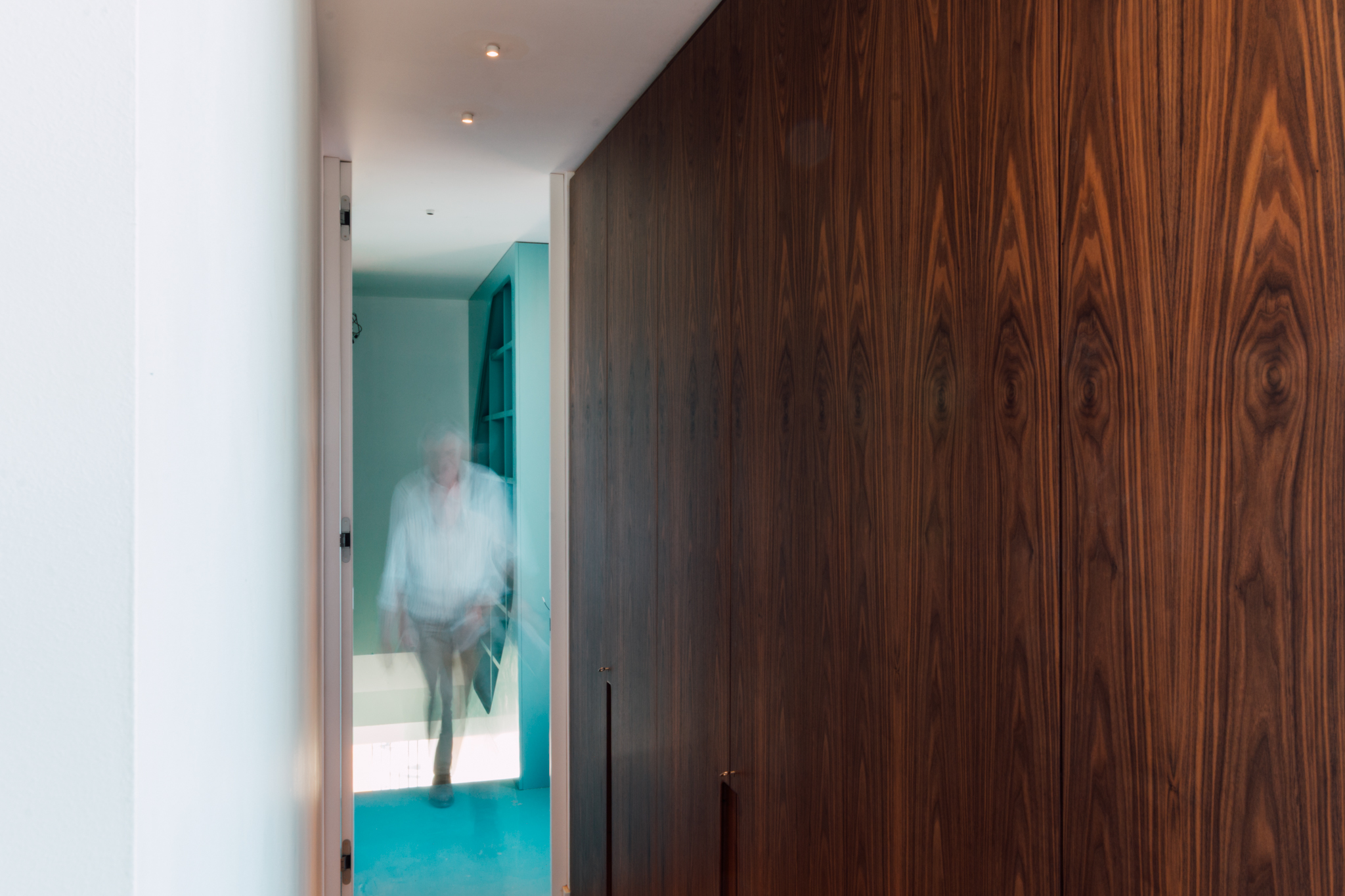 Concept architectural mêlant lumière naturelle et éléments aquatiques