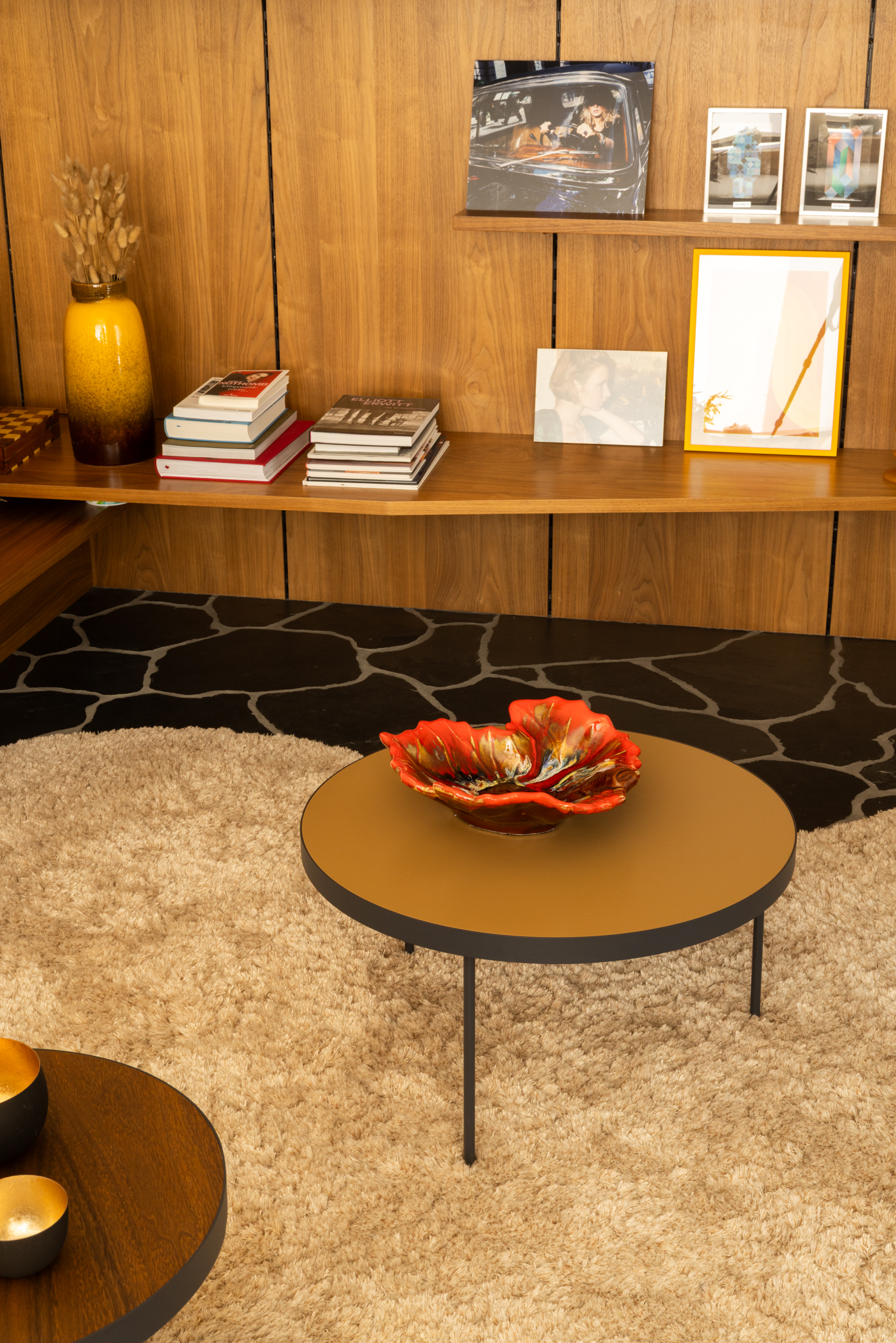 détail d'une bibliothèque sur mesure, sol en flag stone noir, tapis organique doux