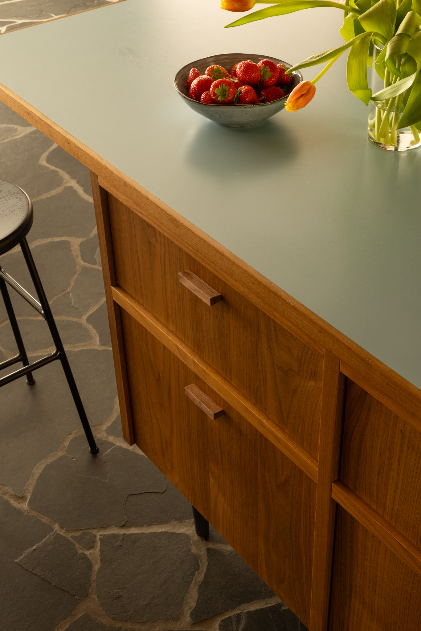 cuisine bois sur mesure, plan de travail stratifié bleu pâme, sol pierre naturelle foncé