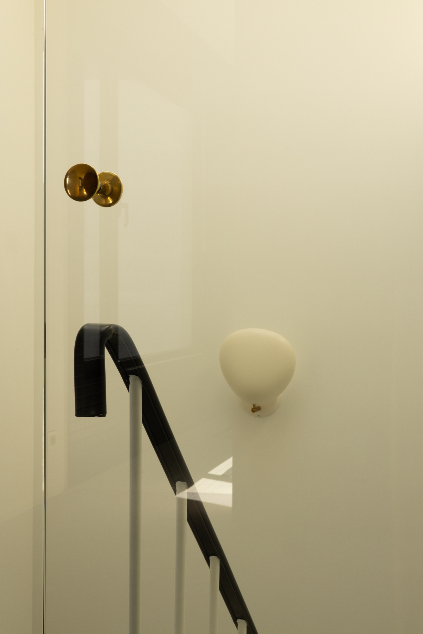 rénovation maison années 30, main courante noire, porte en verre