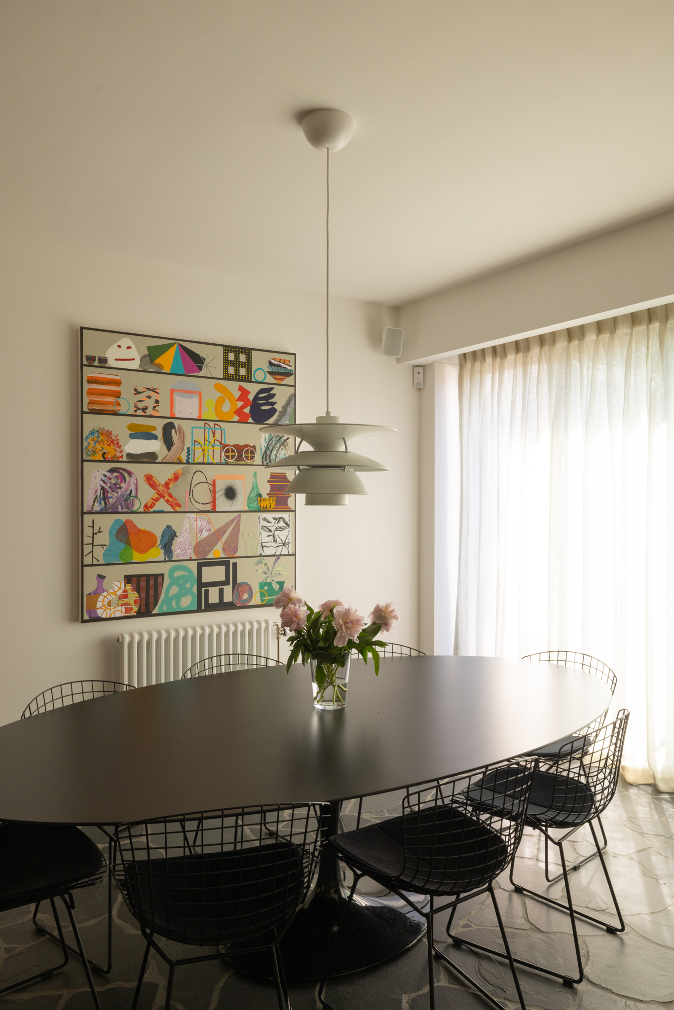 salle à manger, chaise Bertoia, sol pierre naturelle noire, rénovation Bruxelles, suspension poulsen morandi